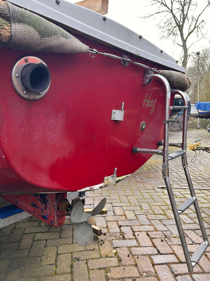 Doffe bootromp voor behandeling 2 Verweerde gelcoat van een boot voor het poetsen