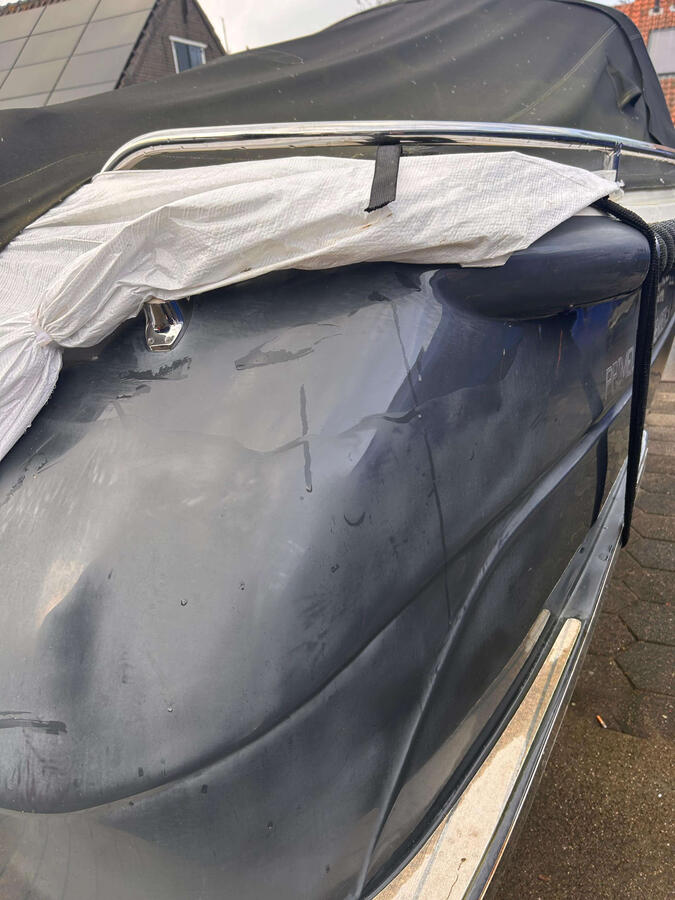 Doffe bootromp voor behandeling Verweerde gelcoat van een boot voor het poetsen
