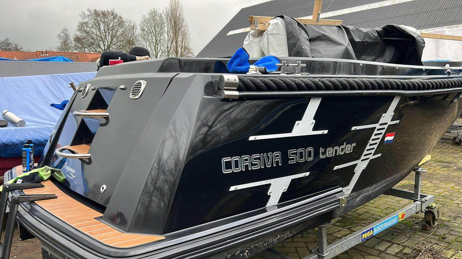 Gereinigde boot klaar voor vaarseizoen Volledig gereinigde en beschermde boot in de haven van Zuid-Holland