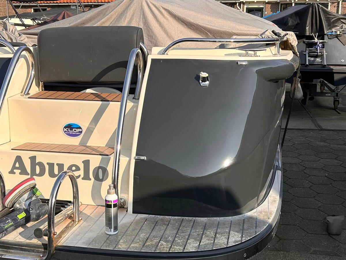 Boot na polijsten rotterdam Boot weer in hoogglans na machinaal polijsten en waxen